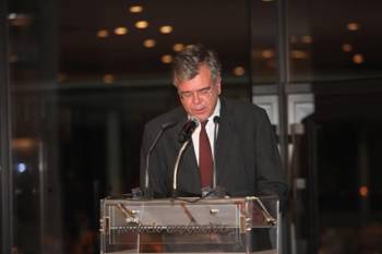 Ένας άντρας μιλάει στο βήμα